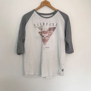  - T-shirt tröja med najs tryck 