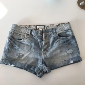 - Korta och tajta jeansshorts från forever21. Använda 1 gång om ens det. (Frakt tillkommer om du ej kommer och hämtar) 