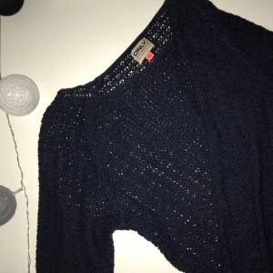  - Lite genomskinlig marinblå mysig tröja från Only. Väl använd, i bra skick. Köpare står för frakt.