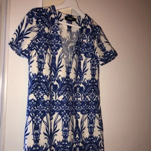  - Blå mönstrad klänning Köparen står för frakten😃