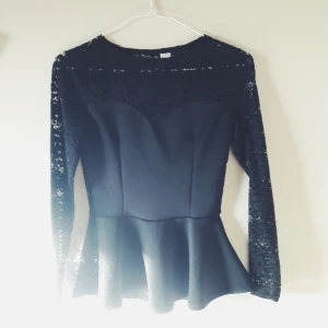  - FRI FRAKT. Jättefin festlig topp i nyskick. Passar 34/36. Bra passform. Spets i ryggen. Fungerar bra både med svart bh och utan bh alls.  