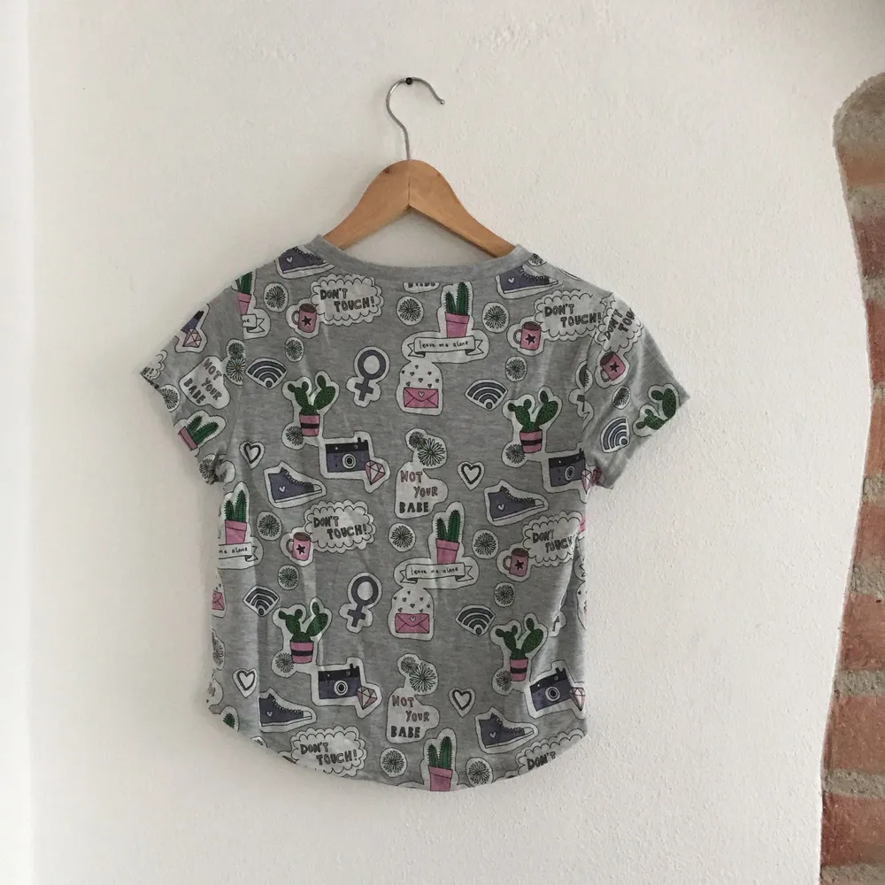 Söt crop-top, aldrig använd då jag fick den i present. Porto tillkommer🌟. T-shirts.