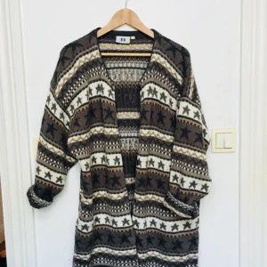  - Mysig lång virkad kofta, köpt på second hand. 