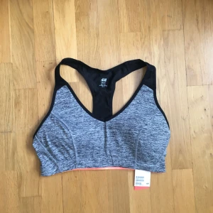  - Sport-bh från H&M online. Aldrig använd med lapparna kvar. Storlek L. 