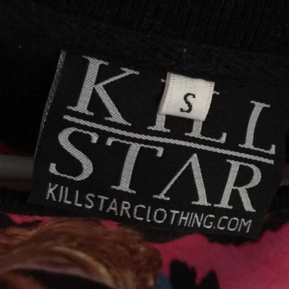 Helt oanvänd sweatshirt från märket killstar. Storlek Small. Frakt blir 79:-.. Övrigt.