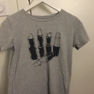  - T-shirt läppstifts motiv. Köpt på JC för 300kr och knappt använd!