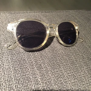  - Genomskinliga solglasögon 