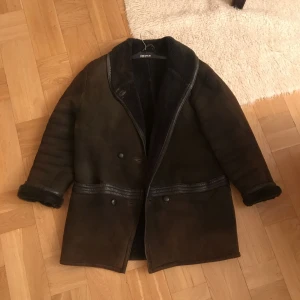  - Sjukt snygg kappa köpt på secondhand i Paris. Sitter snyggt oversize på mig som har XS/S i vanliga fall. Jättevarmt och skön!  Skriv för bilder med jackan på.