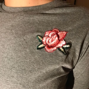  - 🌹grå t-shirt med blombroderi, aldrig använd 🌹