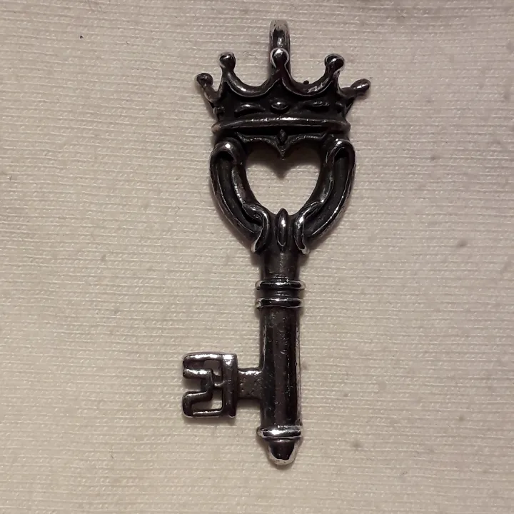 Unikt hängsmycke nyckel med krona i 925 sterling silver . Accessoarer.
