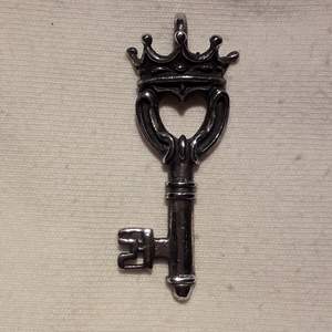 Unikt hängsmycke nyckel med krona i 925 sterling silver 