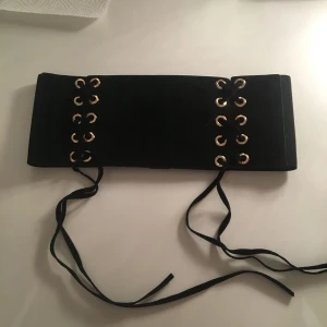  - En stilren (mocka-fake) korsett från river island som har använts en gång🥀❤️. Den är otroligt classy och klär upp massvis med outfits, själv använder jag inte den pga det är lite för vågat för min stil.