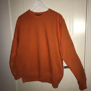 Orange sweatshirt, knappt använd