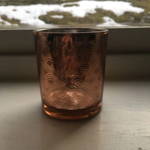  -  En rosé guld ljuslykta köpt från hm för ca 2 år sedan använt väll men är i fint skick, inga repor eller sådant. Tar swish, frakten står du för om du inte kan mötas upp i Stockholmsområden.