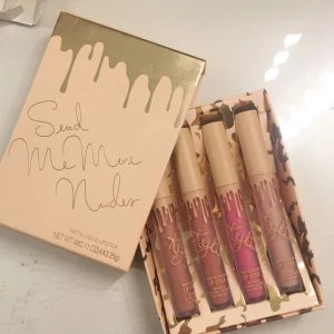  - Kylie Jenner ”Send me more nudes” set. Säljer pga färgerna inte matchar min stil & lite ljus för min smak. Dessa matte liquid lipstick luktar odugligt gott och är väldigt matte. Endast testat. 190kr + frakt, kan bytas:)