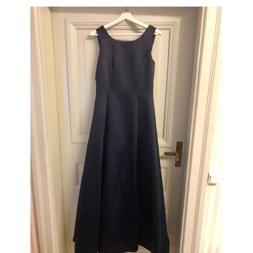 Enkel och vacker marinblå balklänning! . Klänningar.