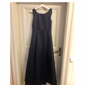  - Enkel och vacker marinblå balklänning! 