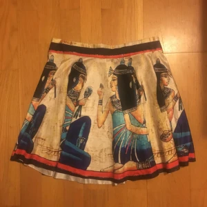  - Kjol med mönster, i mycket stretch, står ingen storlek i men uppskattar den till S-M. I lixom ''baddräktsmaterial''. Aldrig använd!