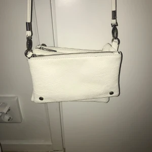  - Vit väska med tre rymliga fack från river island! Använd några gånger därav lite lägre pris :) 