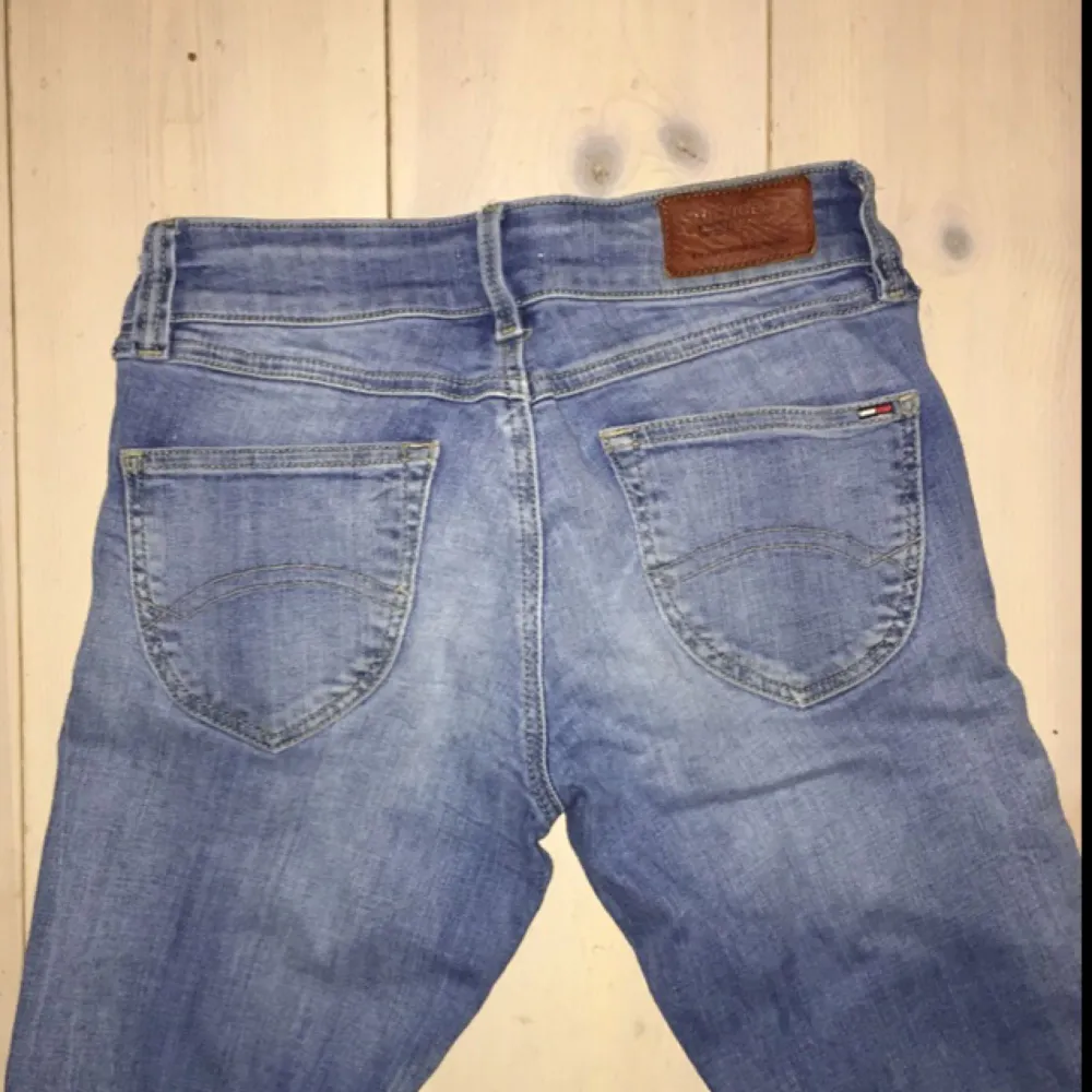 Snygga ljusblå jeans från tommy hilfinget, modellen är snäv med låg midja. Fett fräscha men för små för mig!  Kan mötas upp i Stockholm annats står köparen för frakten🌹. Jeans & Byxor.