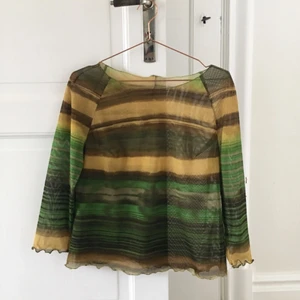  - Så fin tröja köpt i höstas på Humana second hand i Stockholm. Aldrig använd och säljer pga har för mycket tröjor jag inte använder just nu haha. Lite vågig längst ner och på armarna vilket jag tycker är super cute!! 