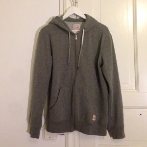 Grå hoodie, använd fåtal gånger. Nypris 399kr. - Grå hoodie, använd fåtal gånger. Nypris 399kr.