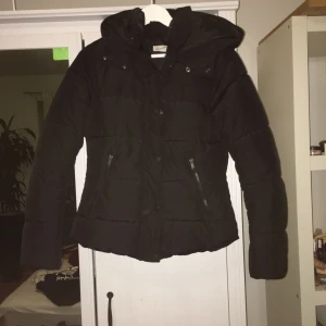  - Felfri svart jacka, använd bara några gånger. Inköpt på H&M för 500kr, storlek 36 eller S. Perfekt höst/vår jacka eller när det inte är som absolut kallast/varmast snarare. Kan fraktas mot en fraktkostnad :) 
