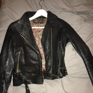  - Säljer min fina svart skinnjacka från Kenzas kollektion ( äkta skin ) Säljer den för den är lite för liten för mig och att jag inte använder det tillräckligt mycket.  Nypris : 3000 Mitt pris : 1300 ( kan va förhandlingsbart vid snabbaffär)  Passar : XS-S  