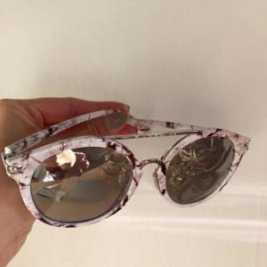  - Solglasögon i marmormönster med spegelglas köpta i London.