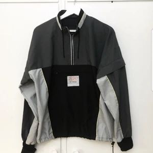  - Vintage vindjacka köpt här på plick! Jättefin men var tyvärr för liten för mig, så säljer den för samma pris som jag köpte den för! 