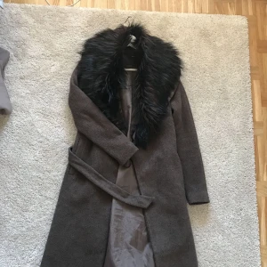  - Jacka av märket only, superfin och riktigt varm dels för fuskpälskragen och tyger som påminner om fleece 