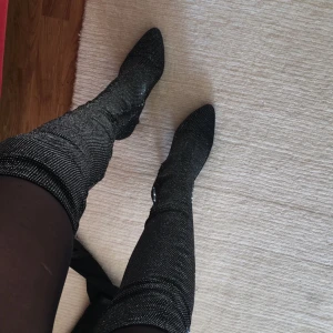  - Skorna är helt oanvända, endast testade. Nypriset på skorna låg på 600/700 kronor. Super snygga, med glitter betoning i och grundfärg i svart. Skorna är köpta på Nelly.com frakten tillkommer om det behövs att skickas.