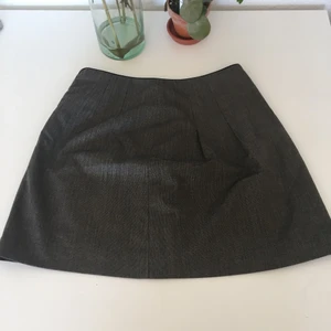  - Kjol från Filippa K med dragkedja i sidan. Säljes då den tyvärr har blivit för stor för mig. Mycket fint skick, knappt använd! Frakt ingår i priset 🌸