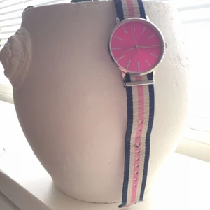  - Klocka med rosa/blå/vit armband.  ( obs ) Måste bytas batteri ! Annars bara använd 4 dagar. 