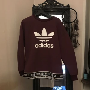 - Burgundy färgad tröja från Adidas. Använd en gång. 