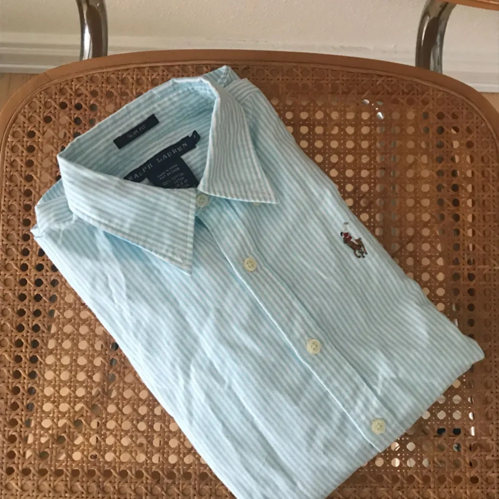 Fin blåvitrandig skjorta från Ralph Lauren, slim fit. Använd em gång! Frakt: 55kr🎈💌. Skjortor.