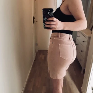  - Superfin tight gammelrosa jeanskjol från HM! (Highwaisted) PERFEKTA VÅRKJOLEN?!🌸🌸 Supersnygg till ett par solbrända ben! Den är lite längre bak än fram. Det står att det är storlek 34 men den sitter perfekt på mig som vanligtvis har strl 36 (S/XS), eller 26 i byxstorlek. Den har blivit använd ett par gånger men är i stort sett perfekt skick! OBS FRI FRAKT! Ställ gärna frågor!😊⭐️
