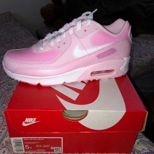 Nike Air Max  - Säljer ett par helt nya Nike air Max i en fin colorway! Storlek 37,5! För mer frågor skriv gärna ett meddelande! 