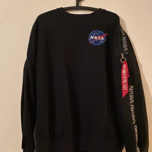Alpha industries sweatshirt  - Alpha industries sweatshirt Nasa. Stl L. Bud från 50kr. Köparen står för frakten. 