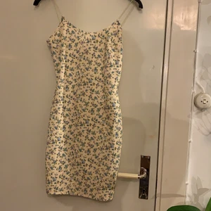 Superfin sommarklänning från Nelly - Budgivning från 149kr. Superfin i gott skick! Slutsåld på hemsidan, använd en gång.