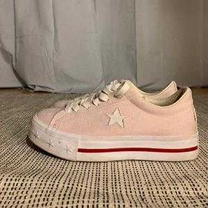 Converse one star - Coola rosa Converse som tyvärr inte kommer till användning. Köpta för 850 i augusti 2019 och använda ca 3 gånger. 250kr + frakt