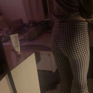 Jätte fina byxor som klär din vardag!  - Jag säljer nu ett par jätte sköna mönstrade byxor som är från gina! Knappast andvända tyvärr,, de ligger bara i min byrån så tänkte om någon annan ville köpa de! kan mötas upp  eller frakta 