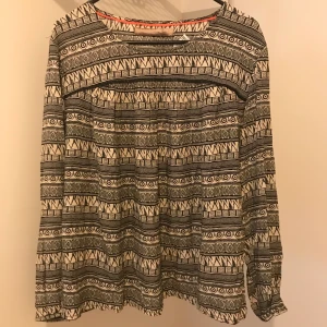 Blus L - Följ mig, jag lägger till massor av kläder till samma pris!