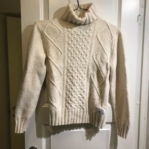 Ulltröja Esprit stl M  - En superfin tröja från Esprit i stl M, men ganska liten i storleken så skulle mer säga att det är en S. Men jag får på mig den så går möjligtvis att töja ut lite.  70% ull 30% bomull 