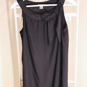 Svart klänning med rosett från H&M - Svart klänning med rosett från H&M. storlek: 38 Direkt pris: 20kr, Skriv buden till mig privat eller kommentera på bilden! Buda med minst 5kr varje gång ✨(Alla bud är välkomna) Köpare står för frakten (Du bestämmer vilket paket så länge det uppfyller vikt och storleks kraven)