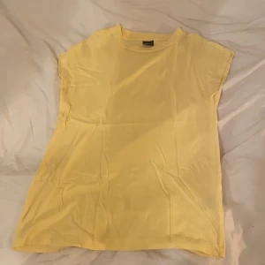 Gul t-shirt strl xs - Gul söt t-shirt från Gina Tricot storlek xs. Fint skick, kan mötas upp i Stockholm/Nacka