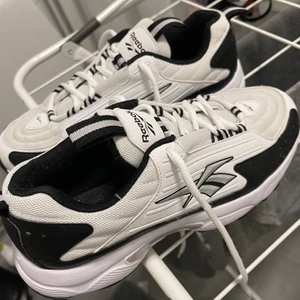 Reebok sneakers - Helt nya Reebok sneakers. Supersköna men använder dom för lite tyvärr. Nypris 1300kr. Säljer för 600kr