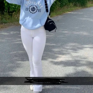 Hoodie - Ljusblå hoodie. Säljer pga att jag inte använder den så mycket. Super fin och passar till det mesta. Pris kan diskuteras!❤️ 