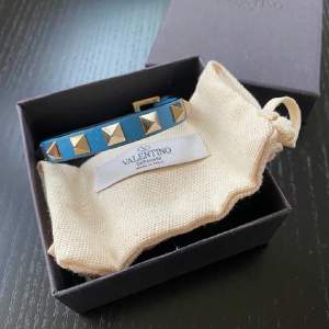 Säljer mitt fina valentino armband köpt på Nathalie Shuterman 2019 i en då tillfällig blå färg som inte säljs längre vilket gör armbandet lite unikt💞 obs bild tre visar mer hur färgen är i verkligheten