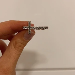 Kors-ring - Kors-ring med svarta diamanter i ✝️ Vet tyvärr inte storlek men jag har smala fingrar & den sitter bra 
